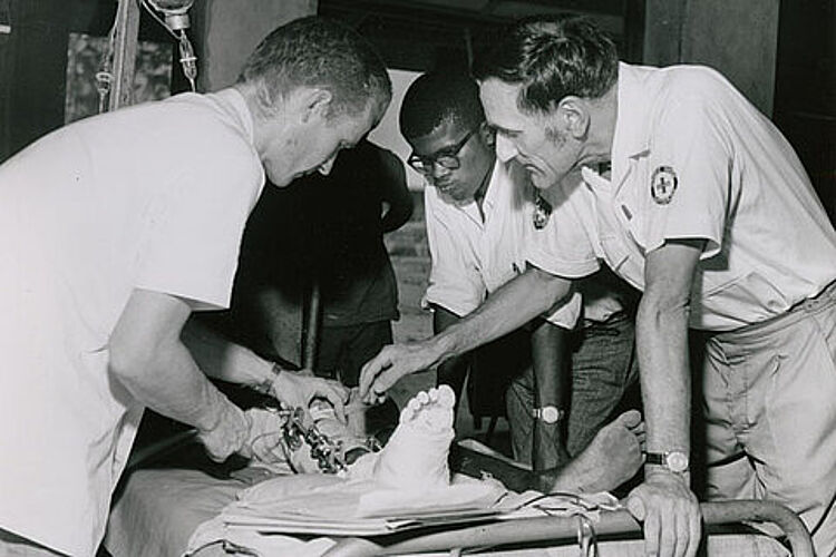 Krieg im nigerianischen Biafra: Vom IKRK entsandte Ärzte betreuen einen Verwundeten Krieg im nigerianischen Biafra: Vom IKRK entsandte Ärzte betreuen einen Verwundeten