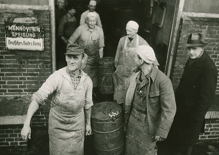 Nachkriegszeit in Deutschland: Helfer vom DRK tragen Kannen mit Essen, das an Hungernde ausgeben werden soll (sog. 'Mennoniten-Speisung', organisiert vom Mennonite Central Committee), um 1946