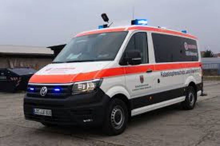 BTW Mannschaftstransportwagen auf TGA Basis. In Rot Weißerbeklebung mit Blaulich